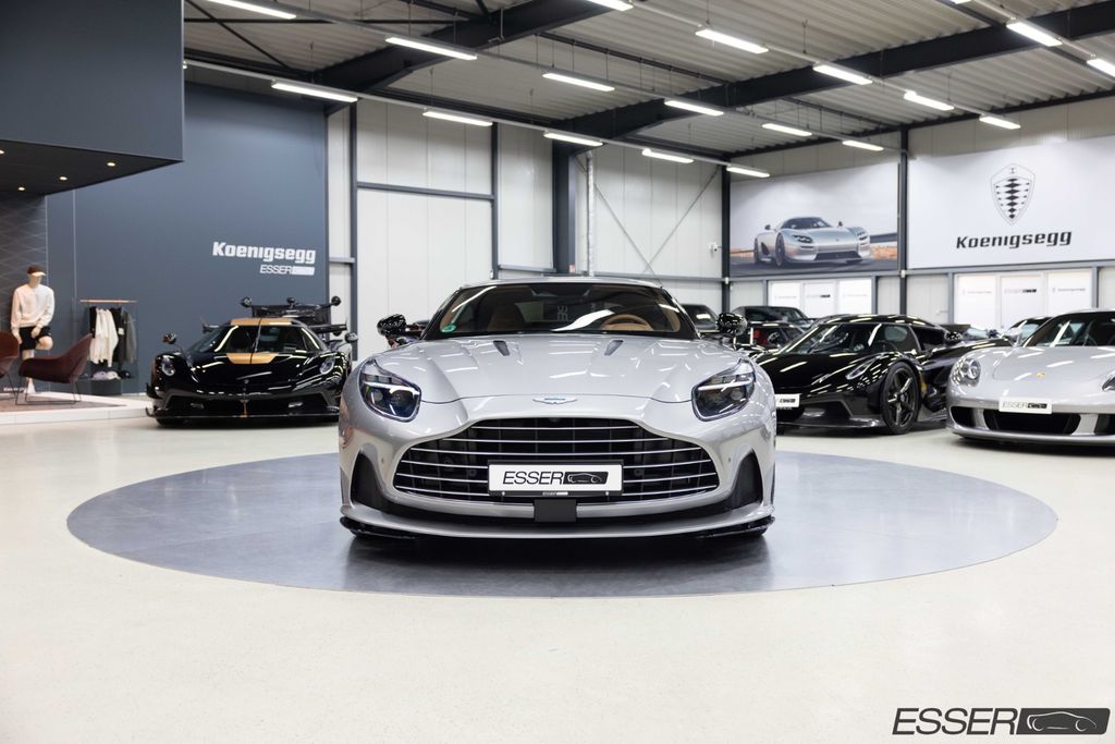 Aston Martin DB12 2025