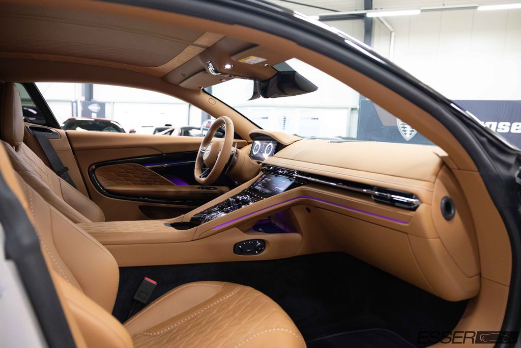 Aston Martin DB12 2025