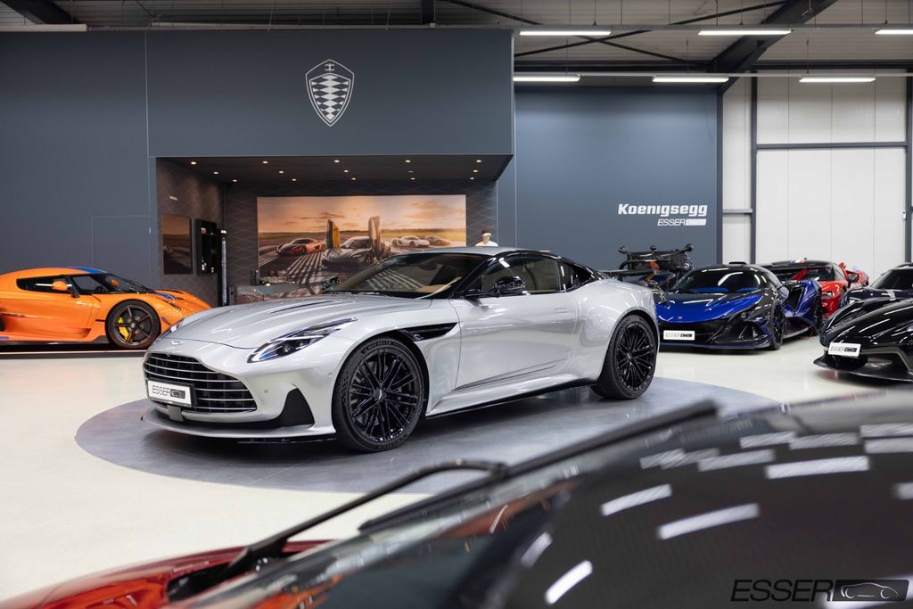 Aston Martin DB12 2025