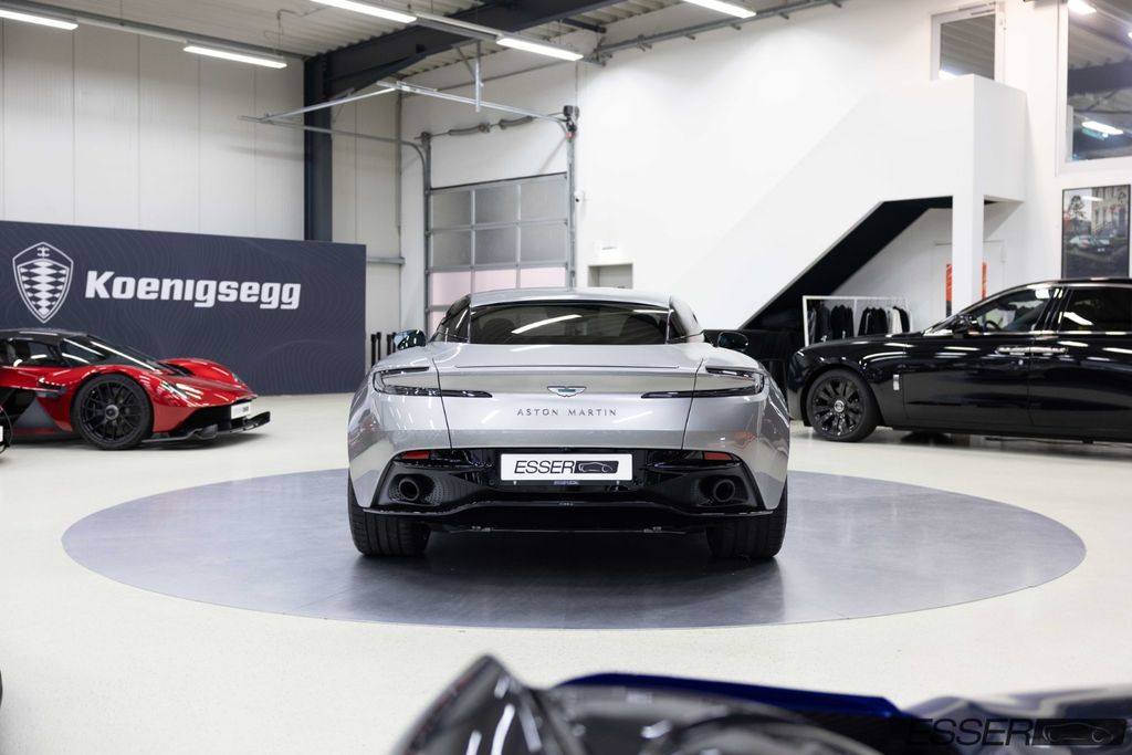 Aston Martin DB12 2025