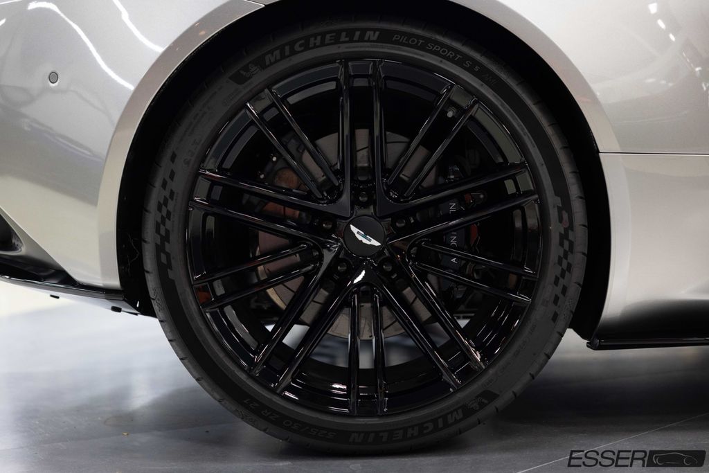 Aston Martin DB12 2025