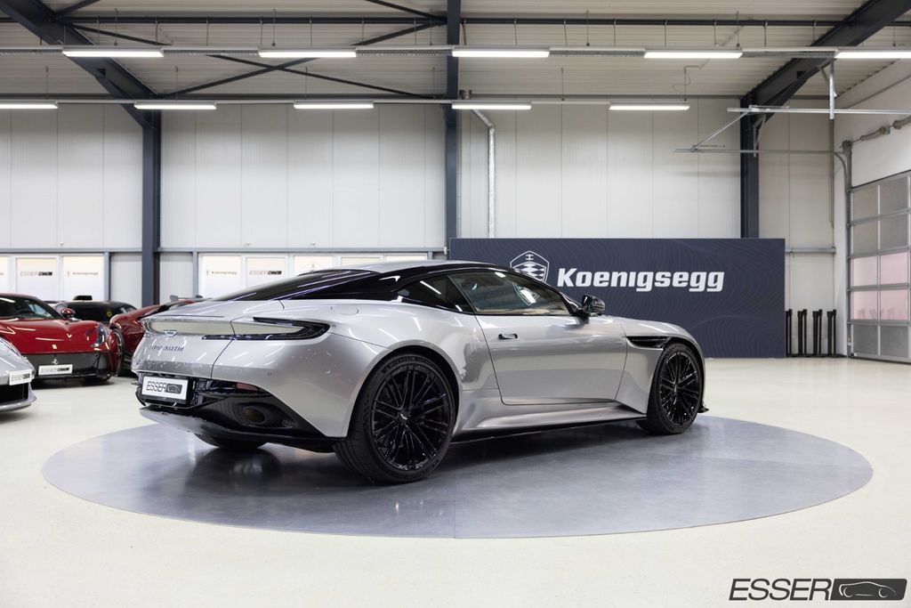 Aston Martin DB12 2025
