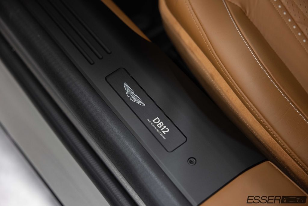 Aston Martin DB12 2025