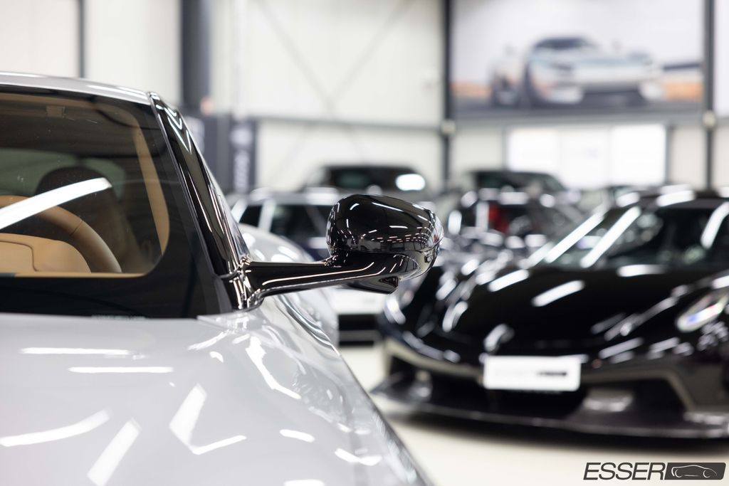 Aston Martin DB12 2025