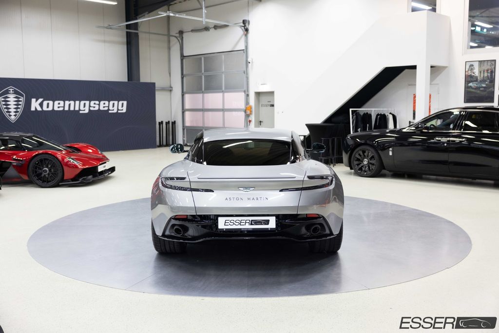 Aston Martin DB12 2025