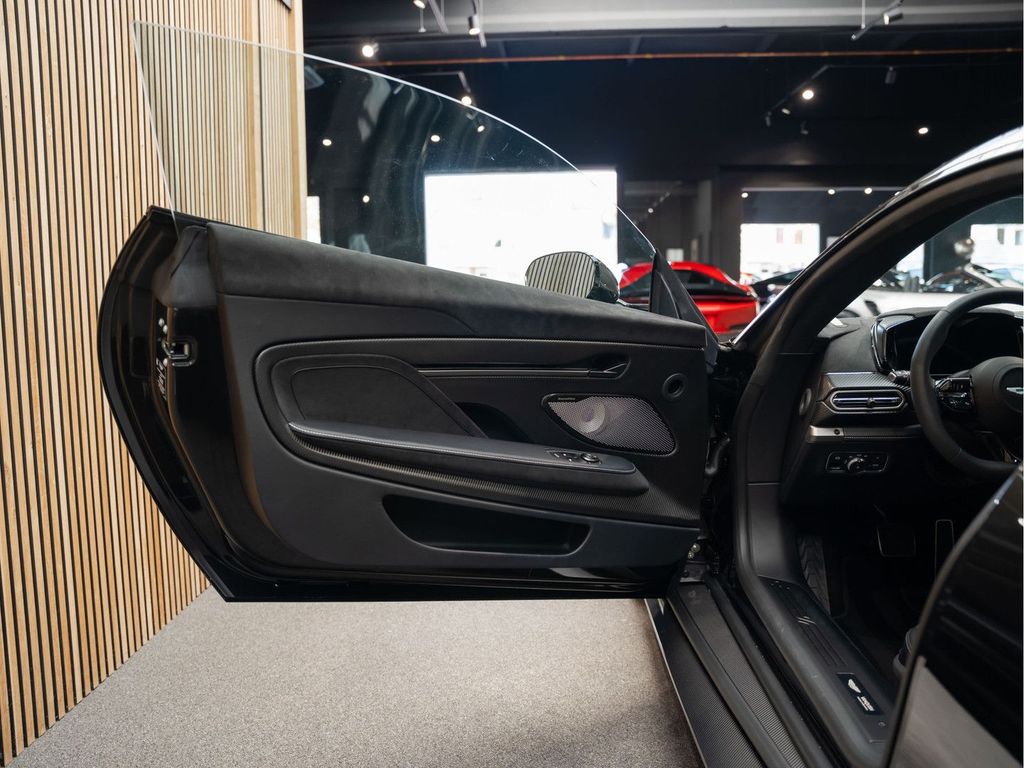 Aston Martin Vanquish 2025