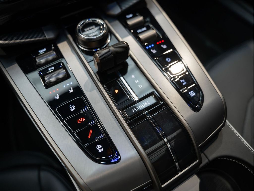 Aston Martin Vanquish 2025