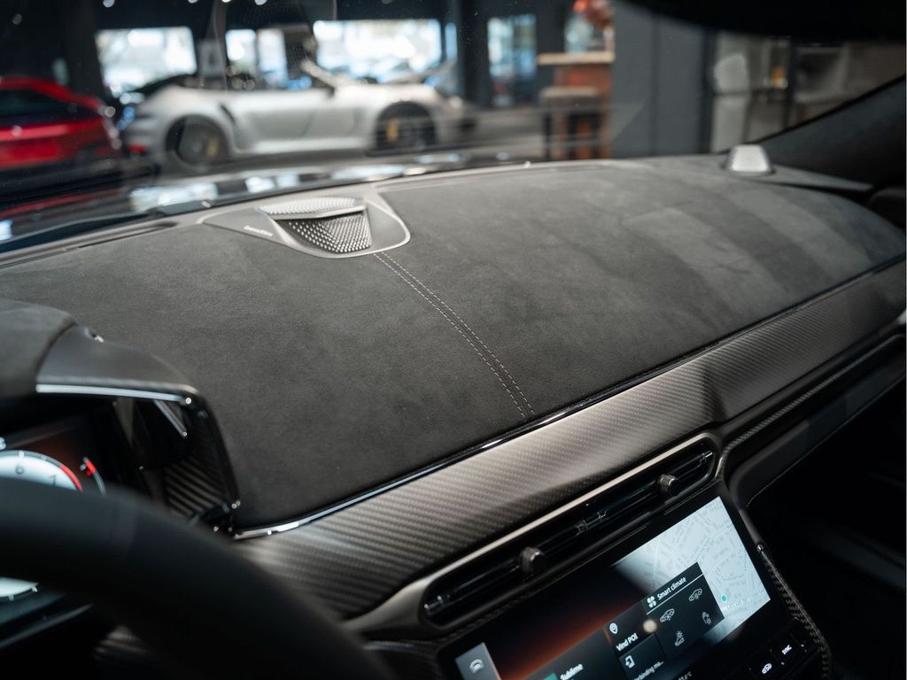 Aston Martin Vanquish 2025