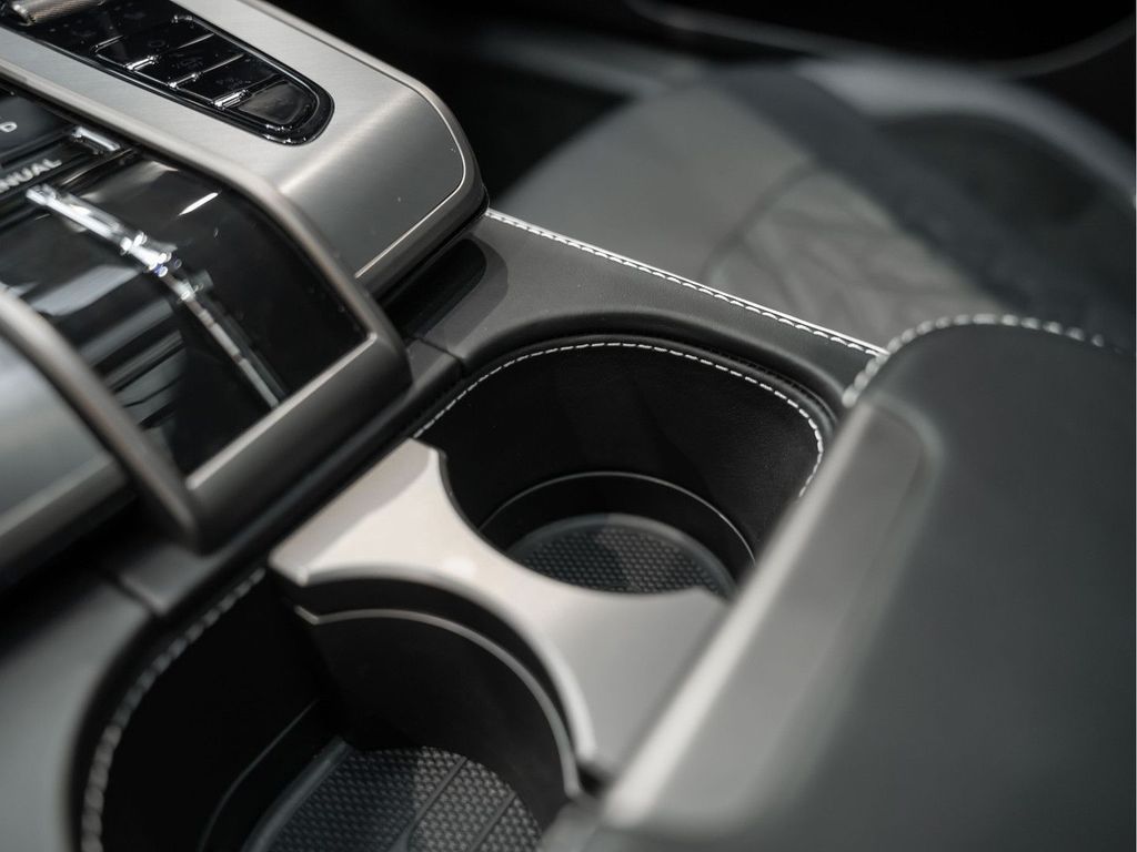 Aston Martin Vanquish 2025