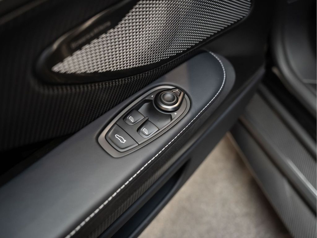 Aston Martin Vanquish 2025
