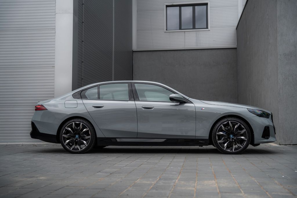 BMW i5 2025