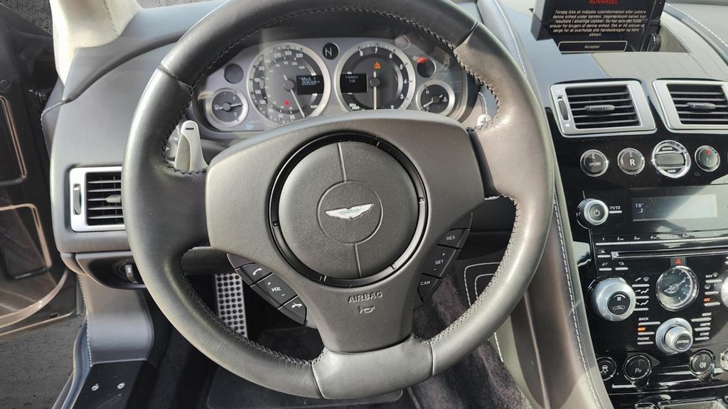 Aston Martin V8 Vantage 2012