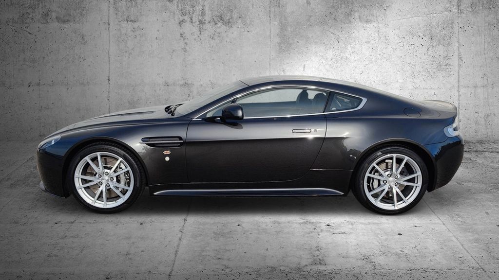 Aston Martin V8 Vantage 2012