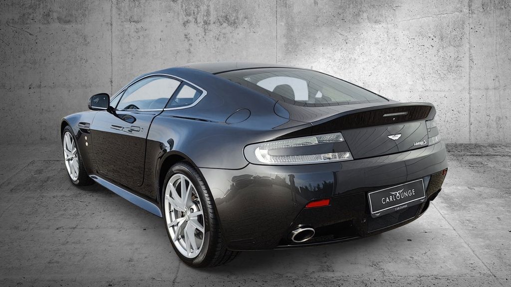Aston Martin V8 Vantage 2012