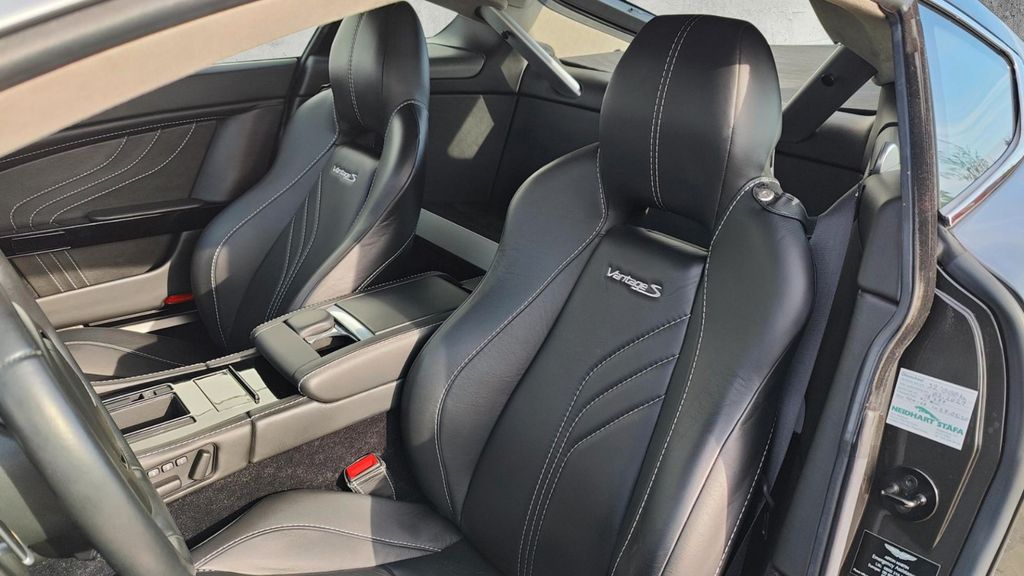 Aston Martin V8 Vantage 2012