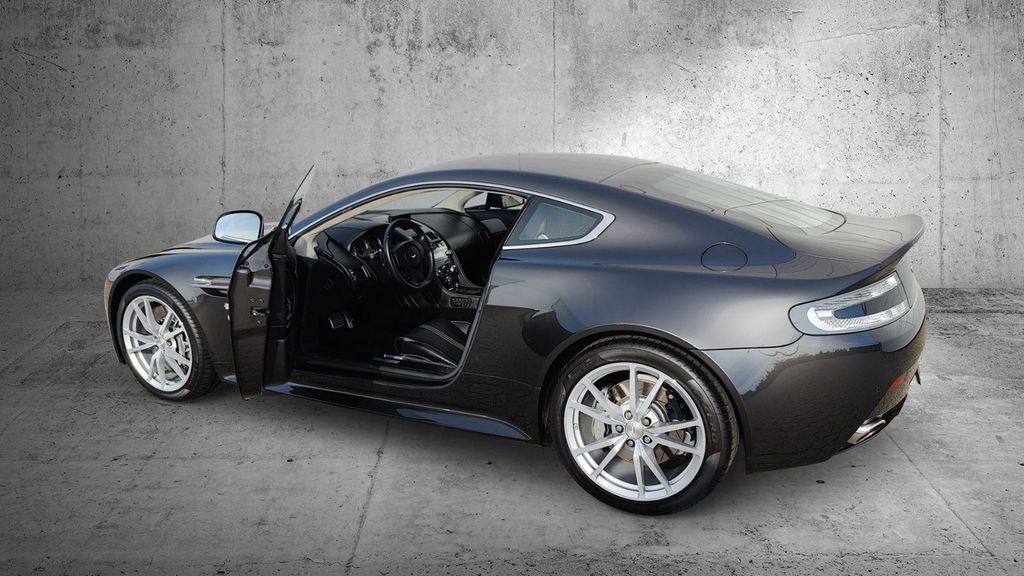 Aston Martin V8 Vantage 2012