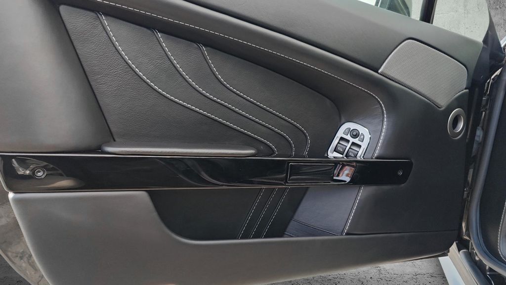 Aston Martin V8 Vantage 2012