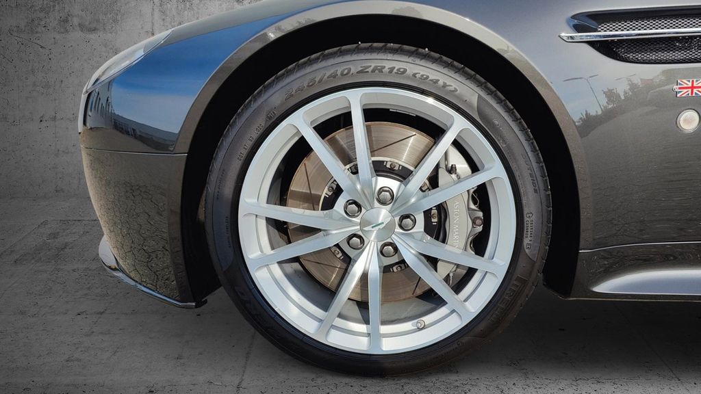 Aston Martin V8 Vantage 2012