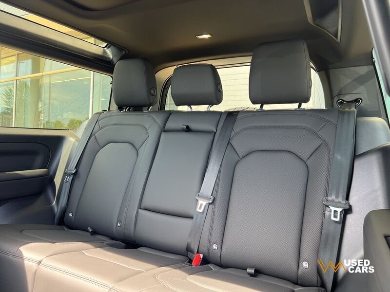 Land Rover Defender 2025