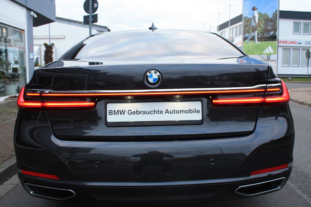 BMW 750 2022