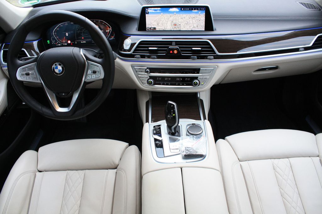 BMW 750 2022