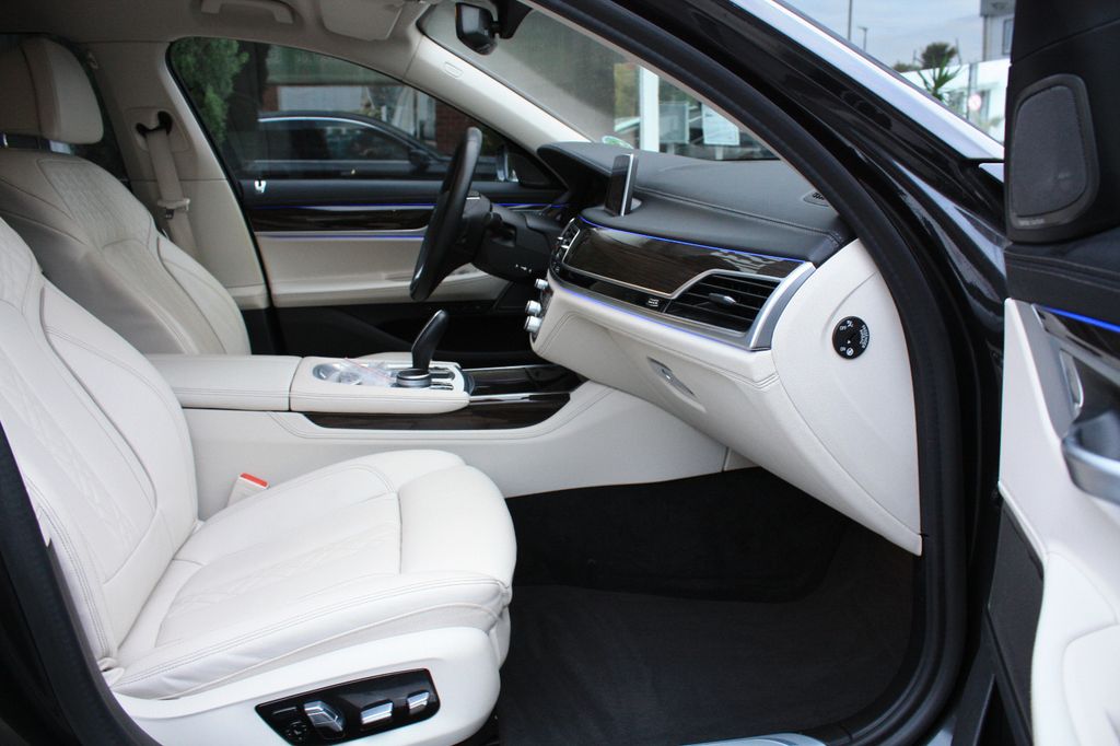 BMW 750 2022