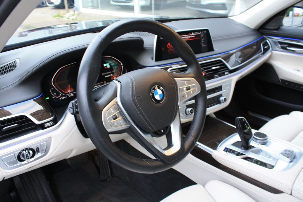 BMW 750 2022