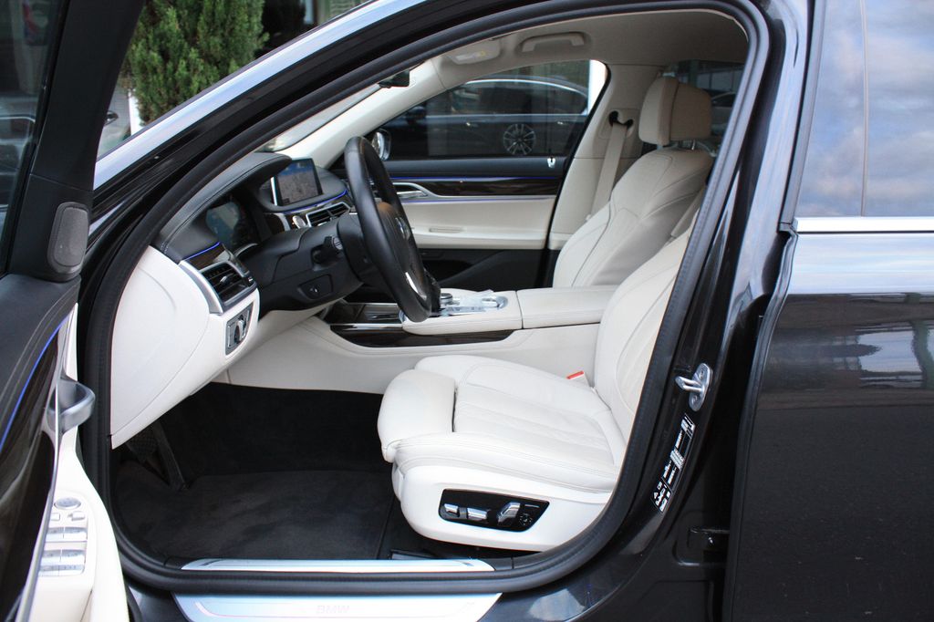 BMW 750 2022