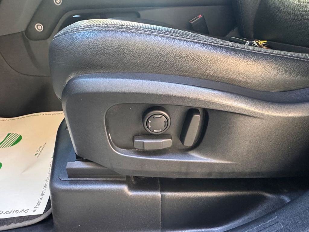 Land Rover Defender 2023