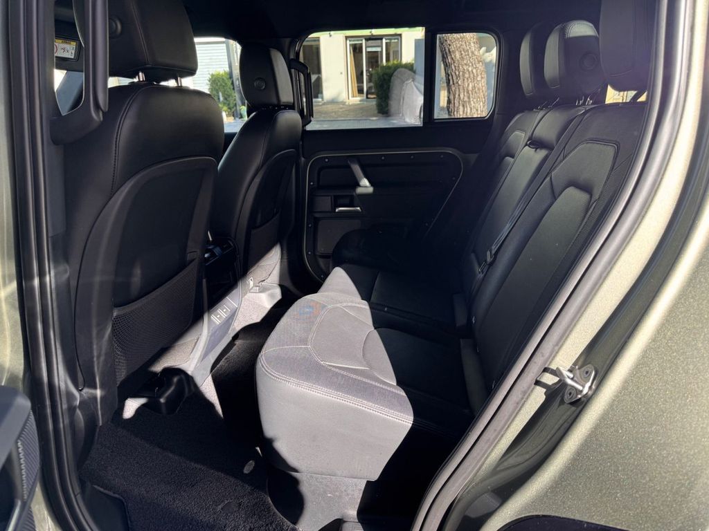 Land Rover Defender 2023