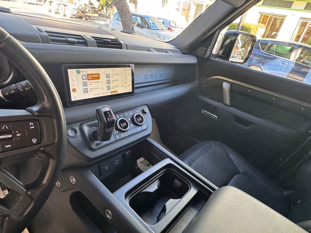 Land Rover Defender 2023