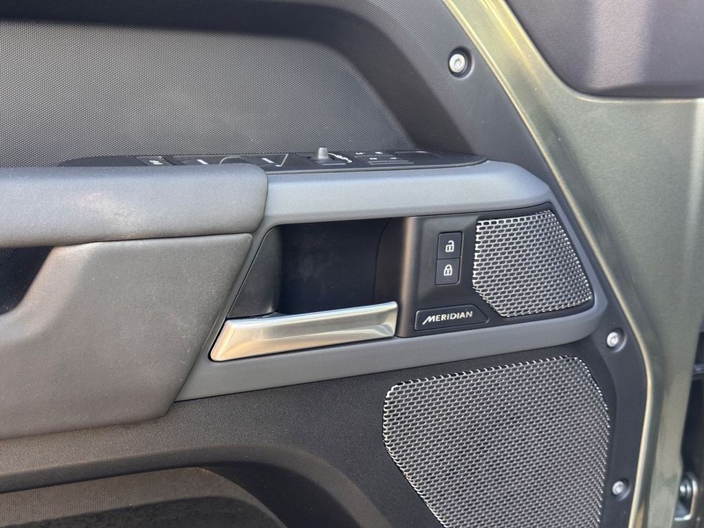 Land Rover Defender 2023