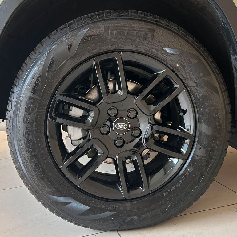 Land Rover Defender 2024