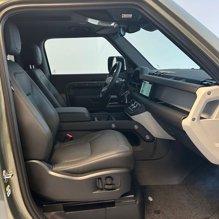 Land Rover Defender 2024