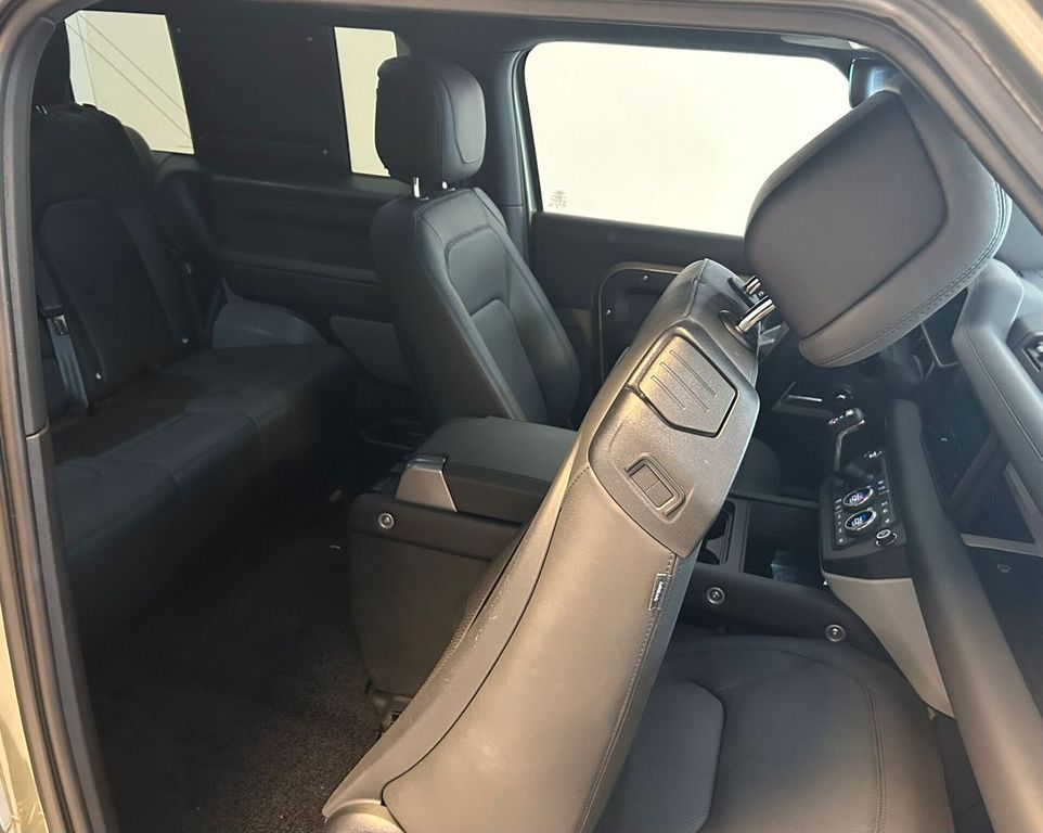 Land Rover Defender 2024