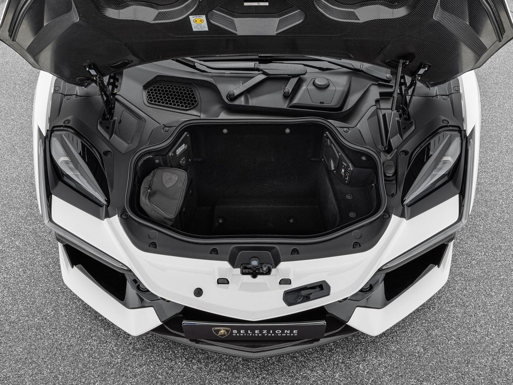 Lamborghini Revuelto 2024