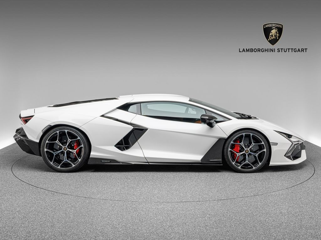 Lamborghini Revuelto 2024