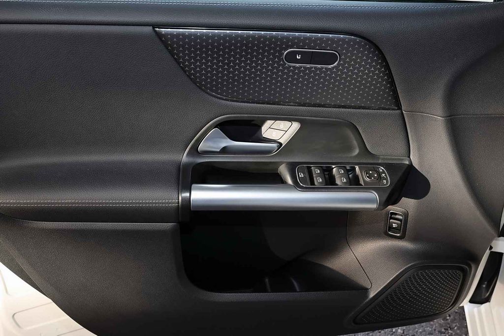 Mercedes-Benz B 220 2024