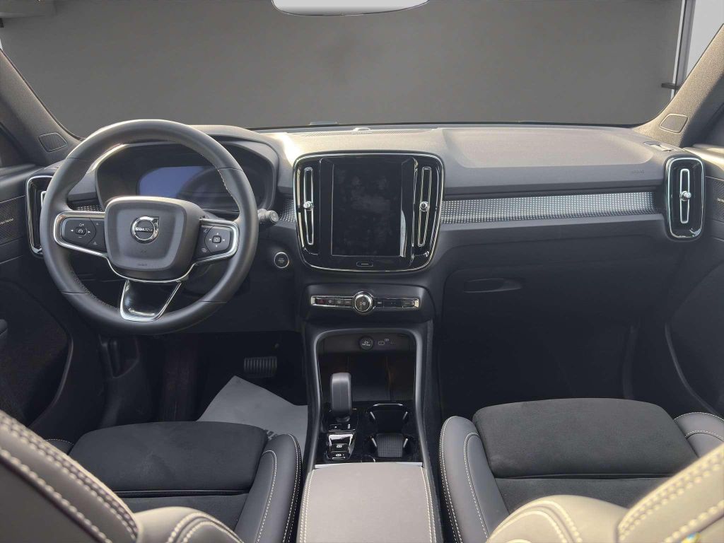Volvo XC40 2025