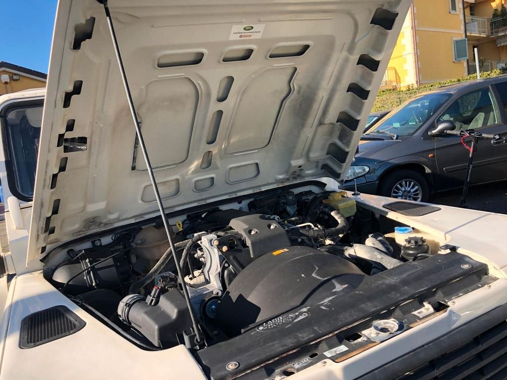 Land Rover Defender 2010