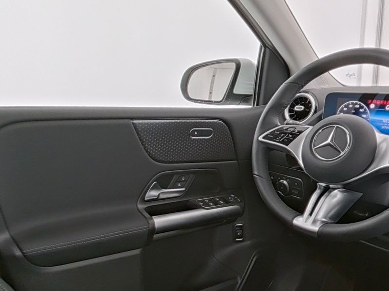 Mercedes-Benz B 200 2024