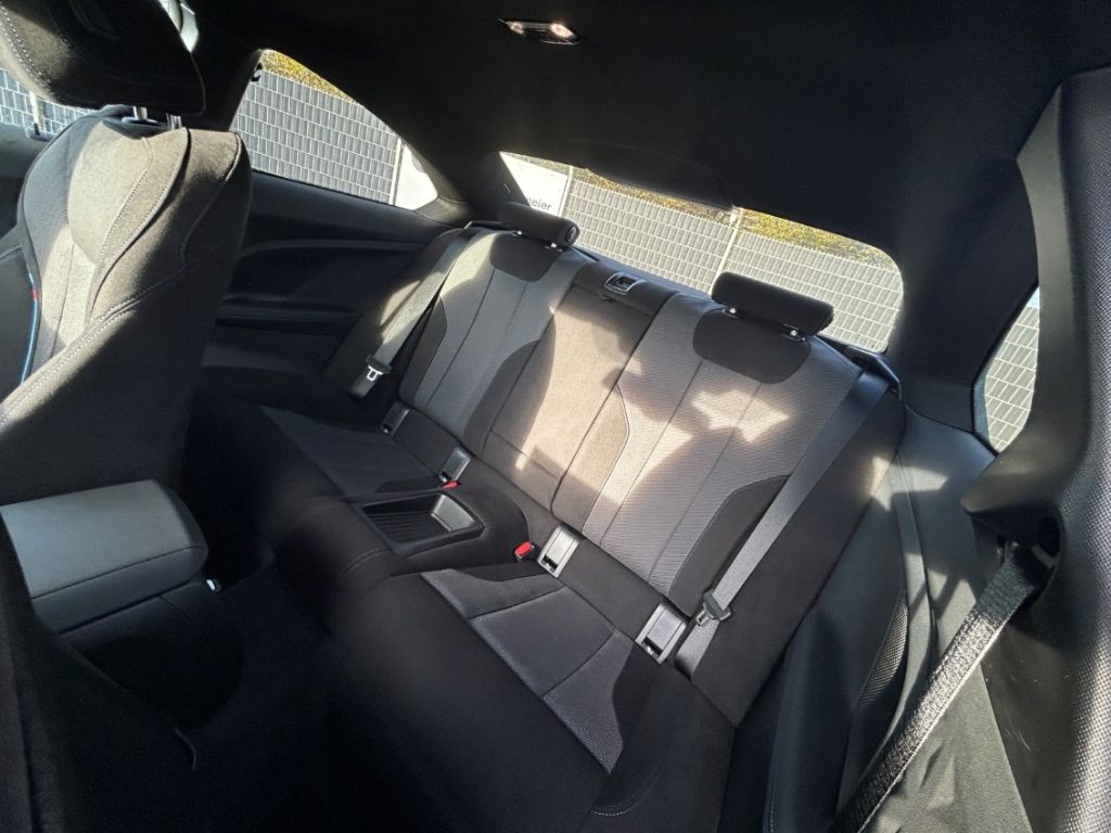 BMW 220 2025