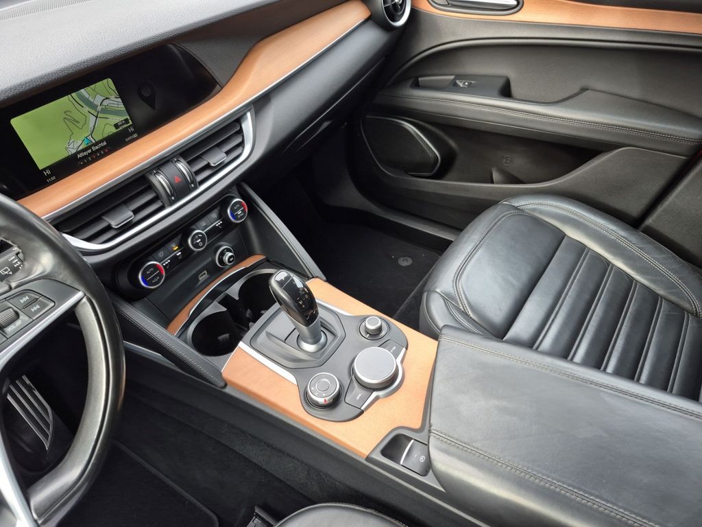 Alfa Romeo Stelvio 2017