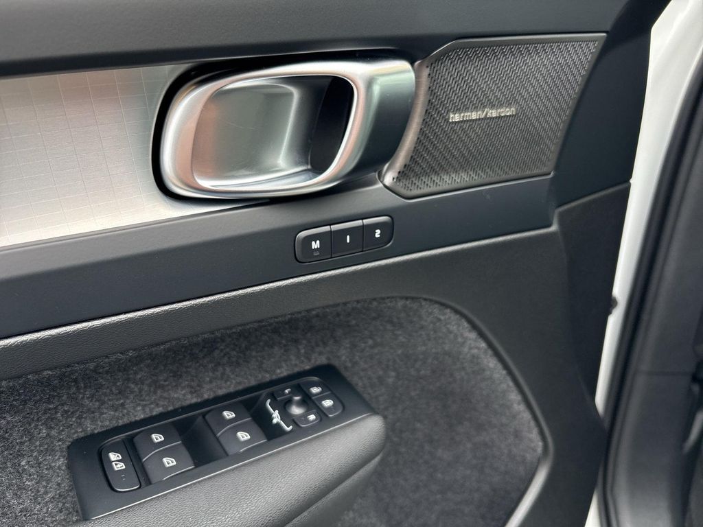 Volvo XC40 2025