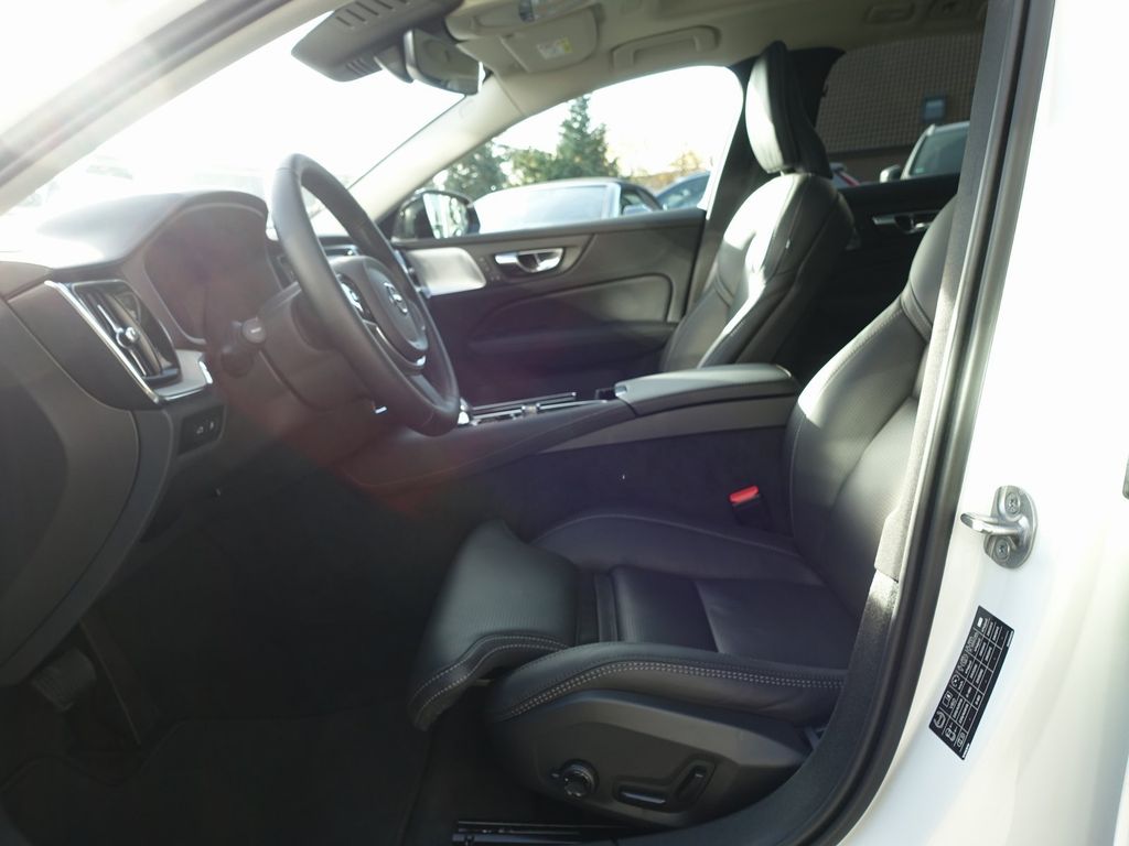 Volvo V60 2025