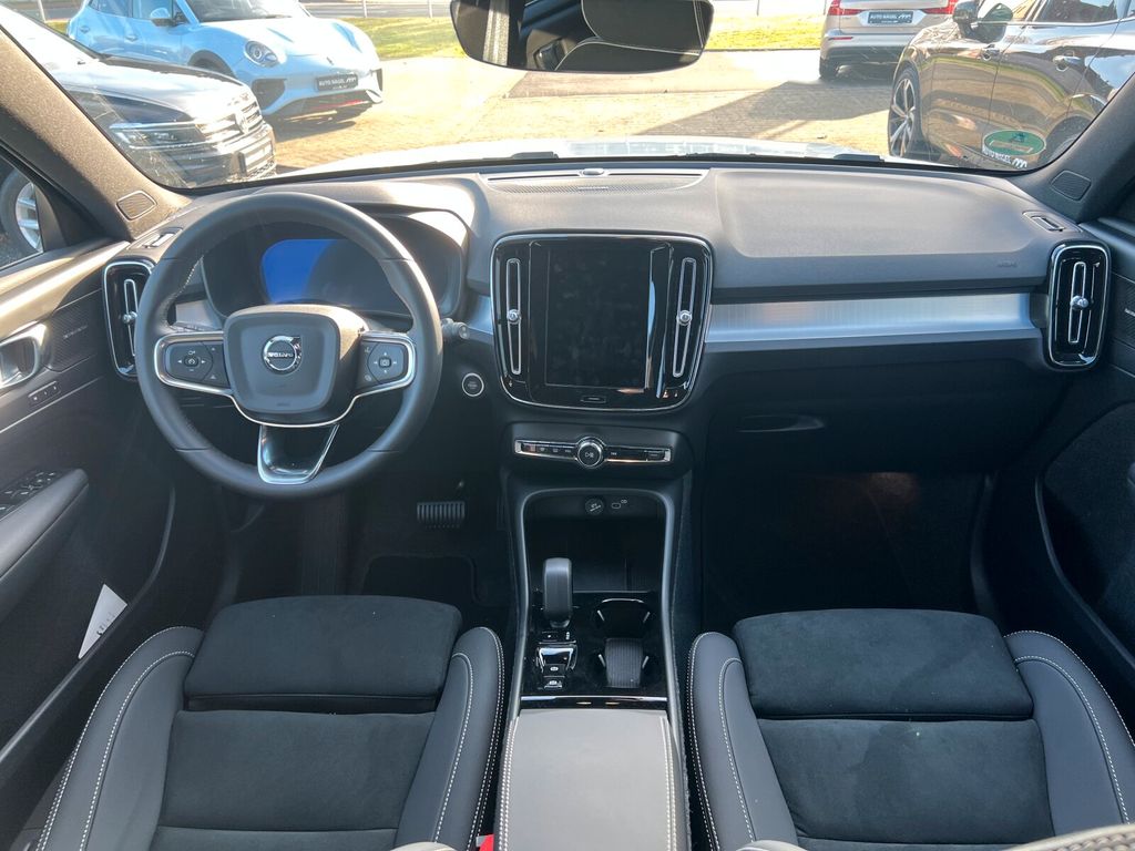 Volvo XC40 2025