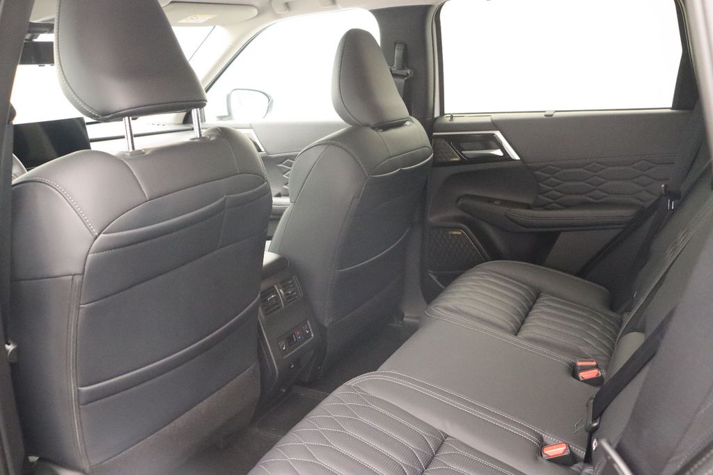 Mitsubishi Plug-in Hybrid Outlander 2025