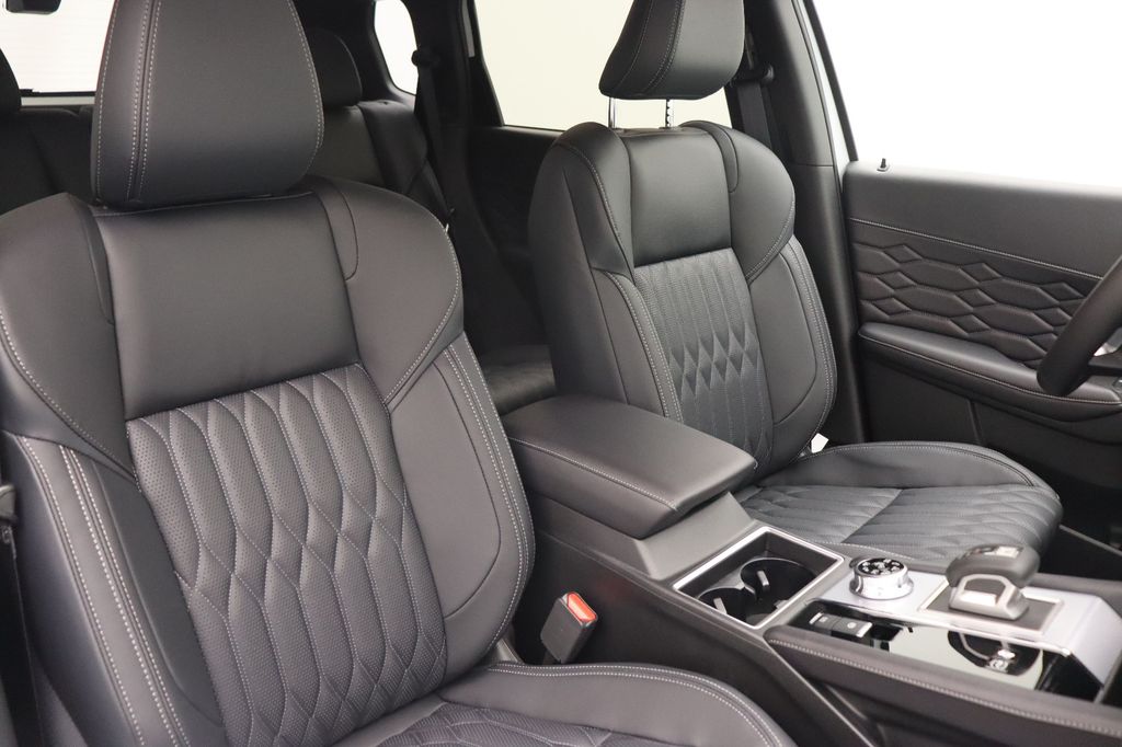 Mitsubishi Plug-in Hybrid Outlander 2025