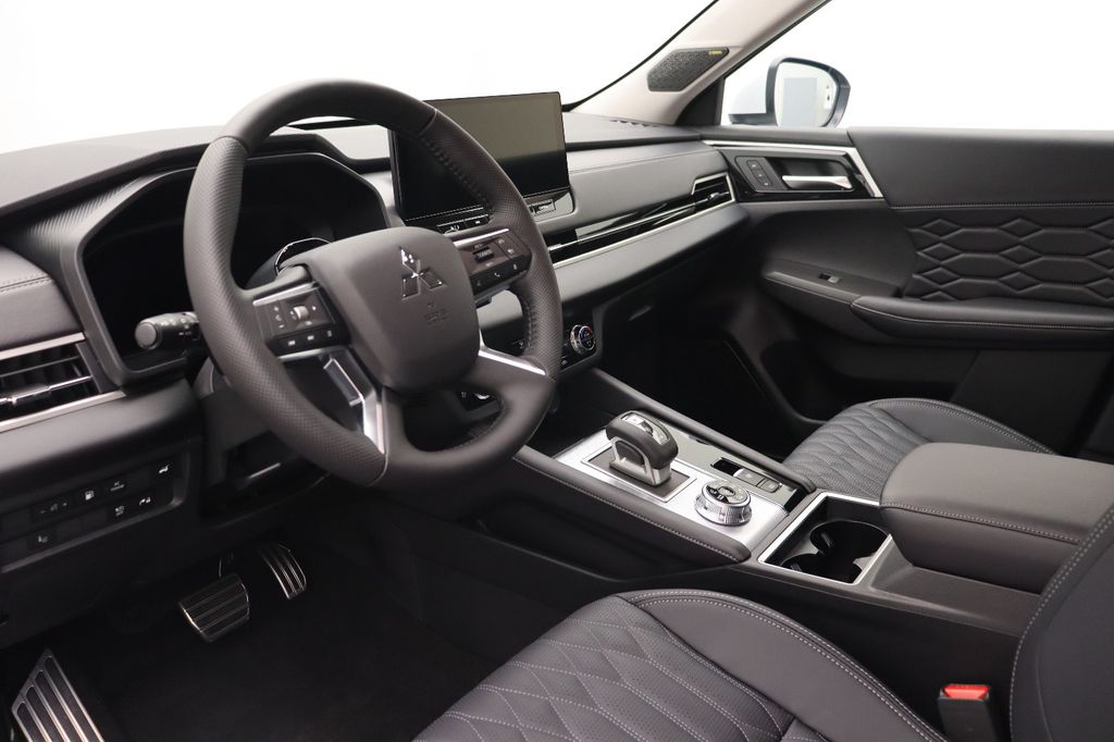 Mitsubishi Plug-in Hybrid Outlander 2025