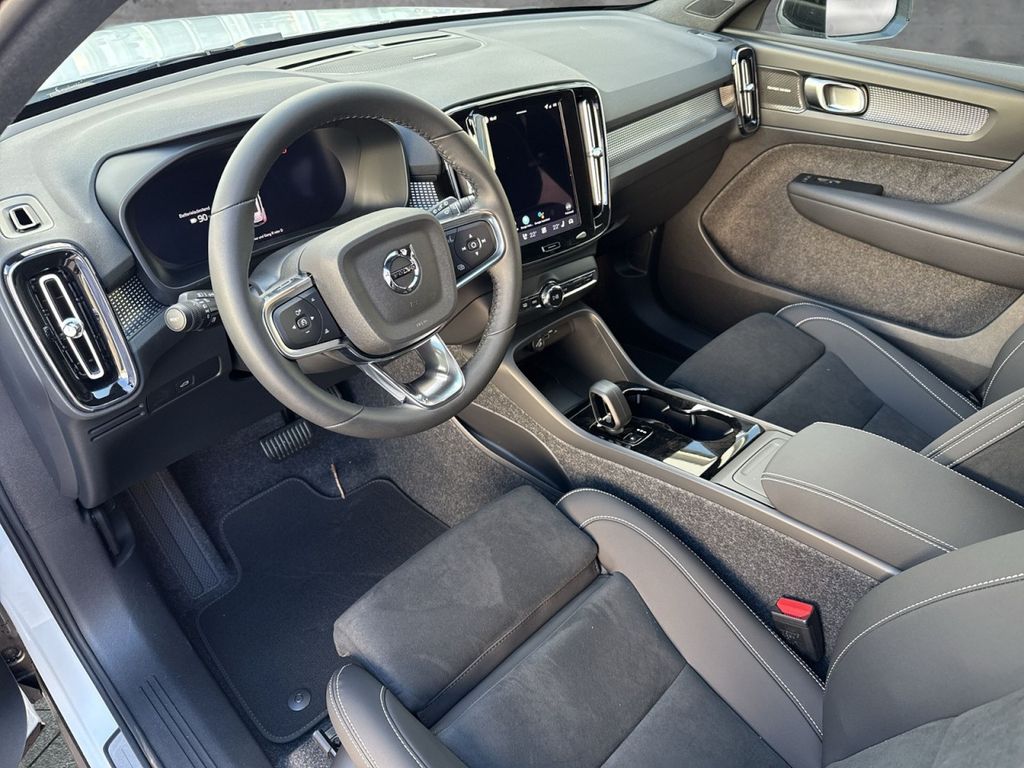 Volvo EX40 2025